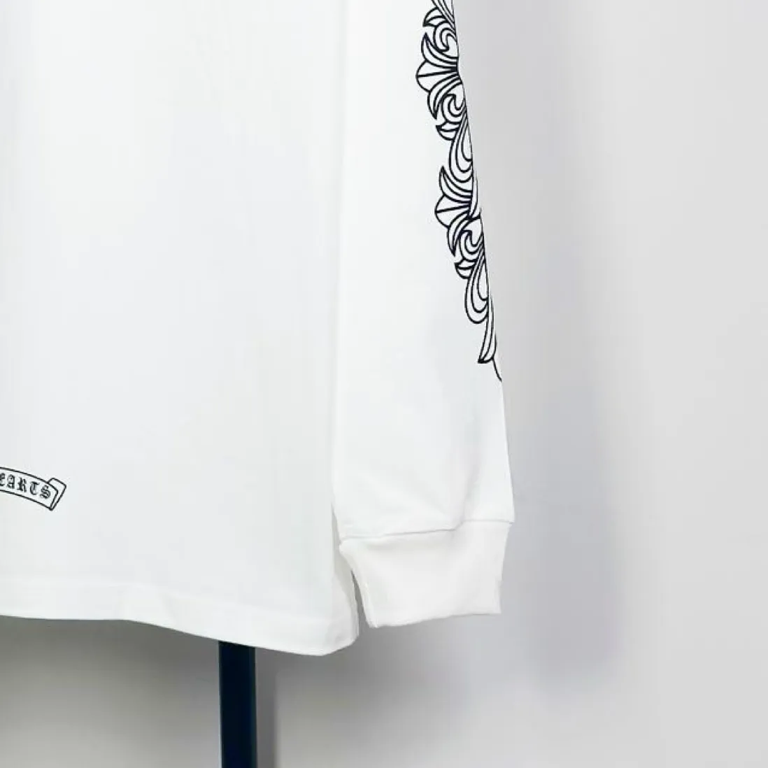 ：BB 37 𝑪𝒉𝒓𝒐𝒎𝒆 𝑯𝒆𝒂𝒓𝒕𝒔 Same Style Versatile t 1:1 ➕ ➕Yuan ➕logo g ， ， ，Breathable 。 ， ， 。 ， ， 。 ， ， ， ， ， ， ， 。 T ， ， ， ， Same Style。 ， ， 。 ：White Black Size：S-XL